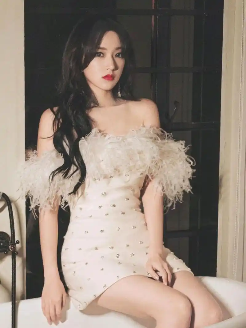 程潇拿掉"铁刘海"后更优雅了,穿包臀裙太显气质,女人味十足