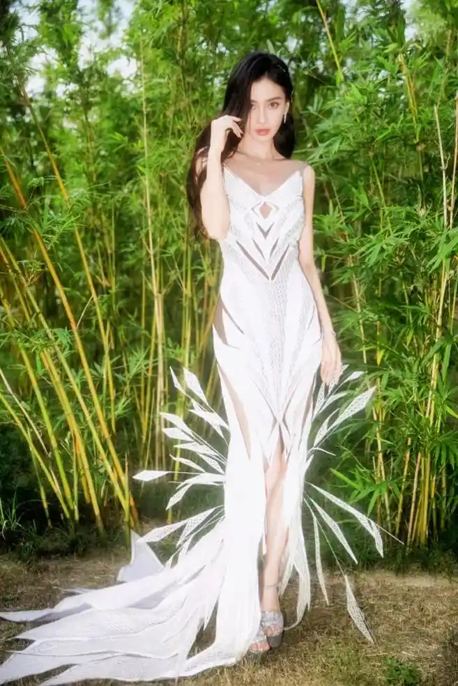 杨颖身着镂空裙秀性感腰臀比 化身竹林白孔.