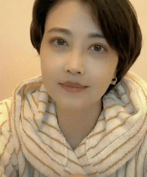 自然而然的衰老!55岁的周海媚,她曾经曝光过自己的身材