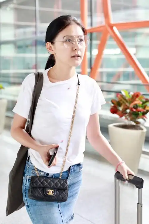 热依扎素颜亮相机场一身休闲装简约优雅网友这才是真的女神