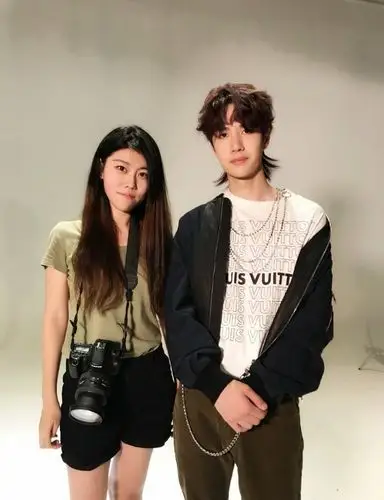 王一博跟摩托车店老板娘的合照 表情瞬间不一样了哈哈哈