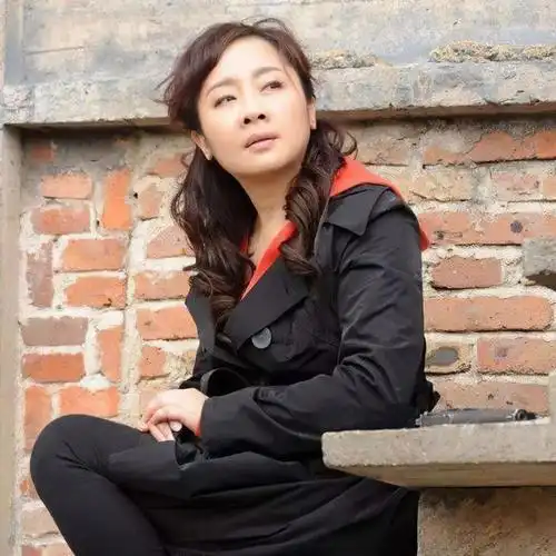 演员唐静:前夫再婚后,一个人陪儿子长大,如今52岁终获幸福