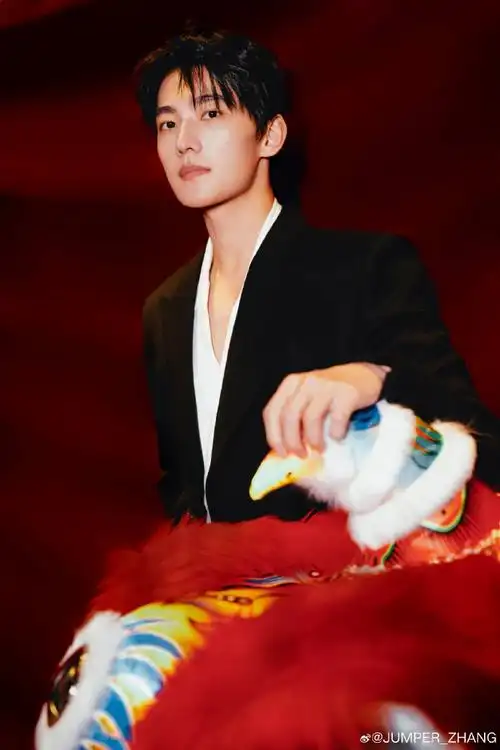 了不起的中国设计#杨洋@杨洋身穿2023年中国最佳女装设计师,#助国