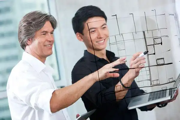 建筑设计师在玻璃墙上绘制草图_全景网