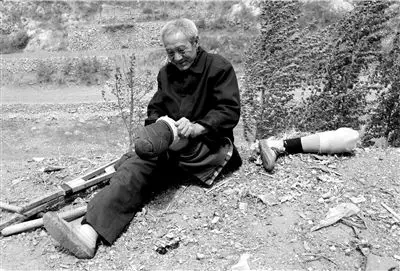 这些棉套保证他爬行时残肢不受伤害.新华社发