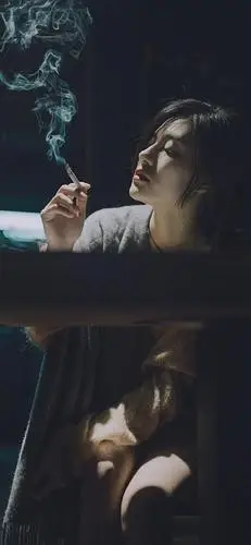 女生抽烟图片_唯美图片图片_找个性网