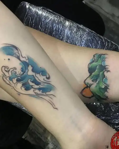 山水情侣纹身图片_手臂水彩纹身图案