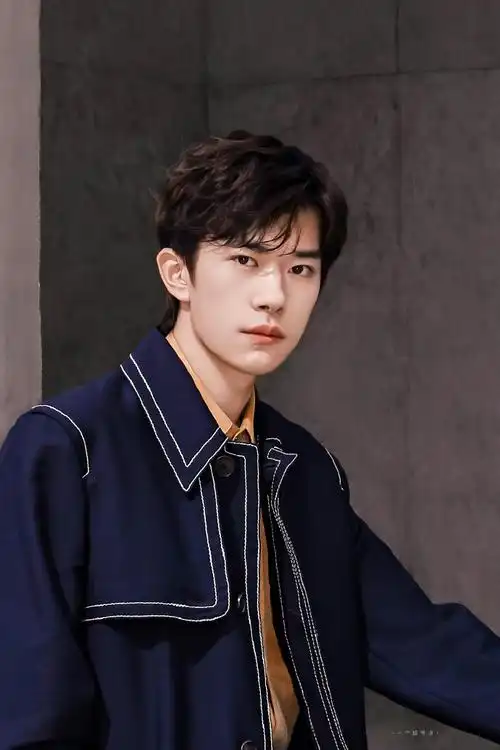 易烊千玺代言rimowa##易烊千玺阿玛尼彩妆代言人