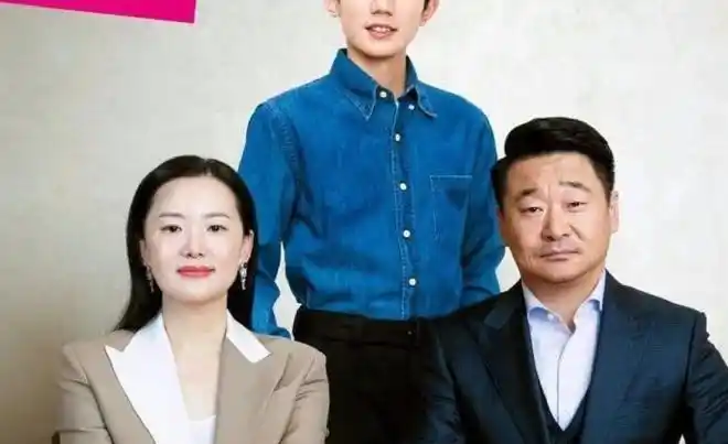 有一种颜值叫王源的全家照,看到一家三口合照后,网友:神仙家庭