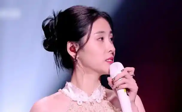 5月10日,张碧晨深情演绎《在加纳共和国离婚》,歌声中蕴含的情感如