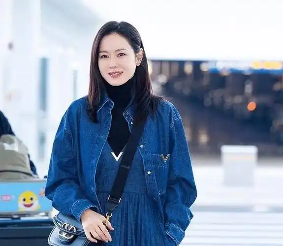 许多人在机场看到孙艺珍时,纷纷前去迎接.