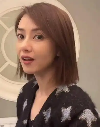 而也是因为过于瘦削,高圆圆的手也特别显老,即便是有珠宝和手表的装饰