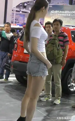 别具一格的热裤车模,超有吸引力