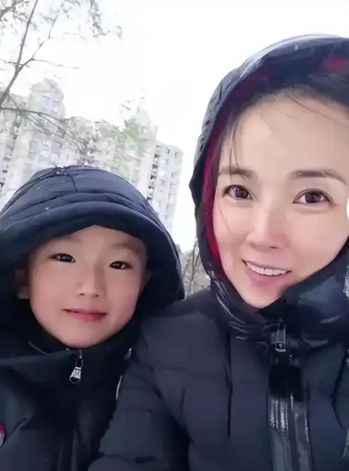 管彤:嫁平凡老公生一子,被老公和婆婆宠成宝