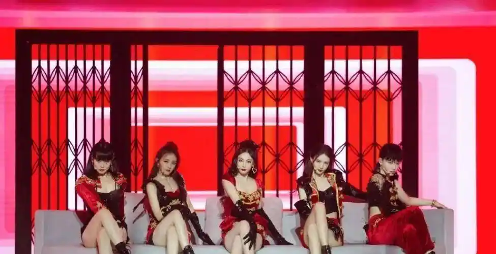 最后的七人组表演让人非常的期待,第一组的组员是宁静,王霏霏,孟佳