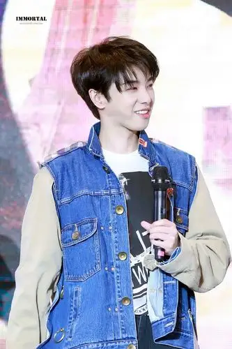 华晨宇壁纸你眼中温柔笑意是这世间最美的色彩