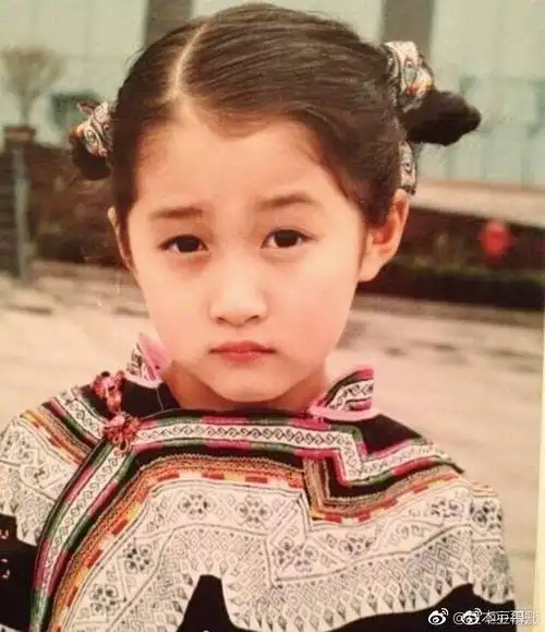 明星小时候的童年照大多都挺好看的 有没有那种小时.
