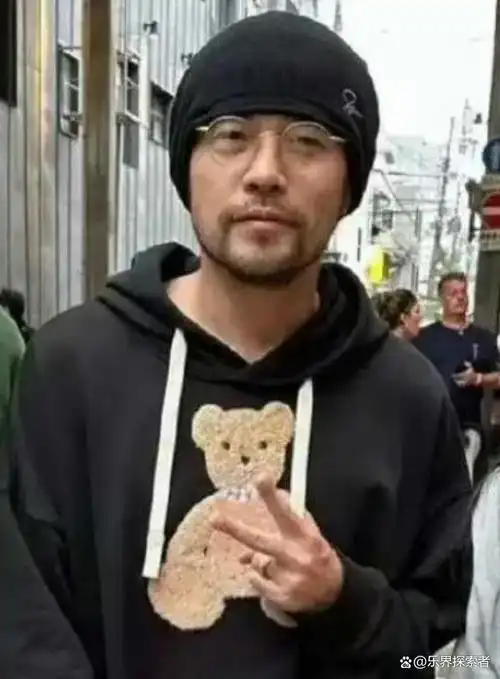 周杰伦日本行被拍,背影不再挺拔白发惹心疼