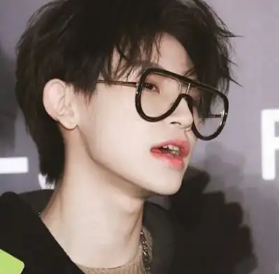 小鬼 王琳凯/优质头像礼貌拿图.