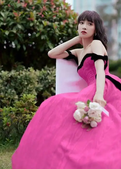 宋茜多巴胺抹胸裙##宋茜的腰臀曲线