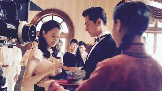 两部有毒的电视剧:一部热巴成女主,一部网友吐槽寄刀片给女一