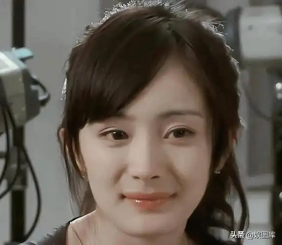 杨幂刚出道时到底有多美?看完齐刘海旧照后,整没整容一目了然