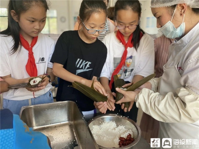 学生包粽子学生包粽子活动合影大众网·海报新闻见习记者 车明珠 通讯