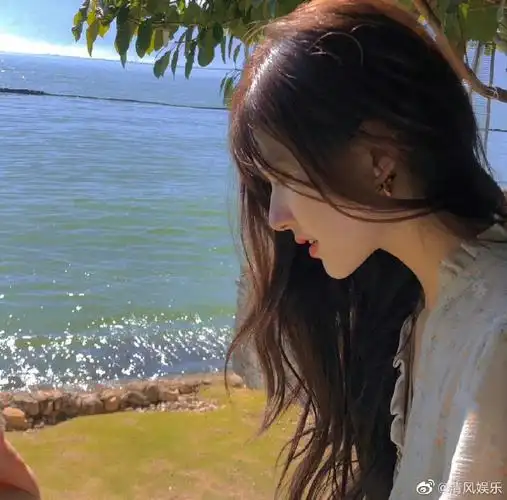 赵露思侧脸路透#赵露思新剧侧脸路透~丸子头造型清纯感十足,被滤技