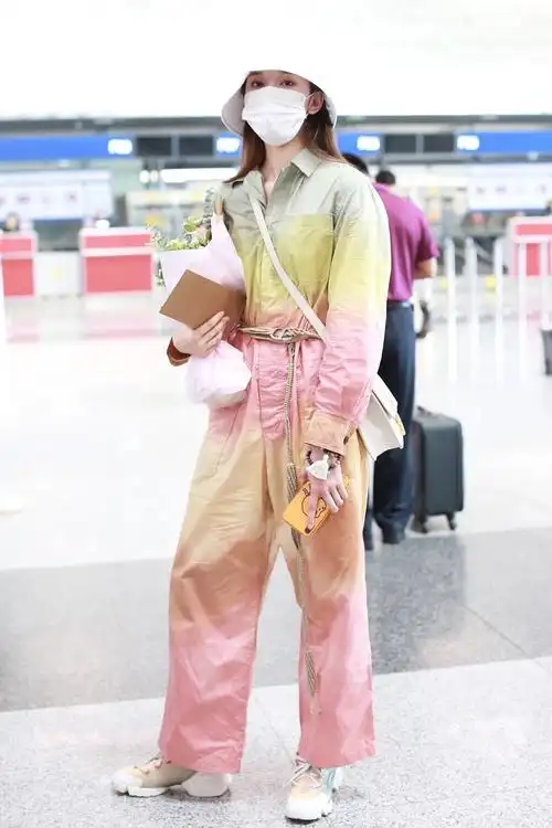 本周街拍合集来报道这周女明星们穿搭风格多样