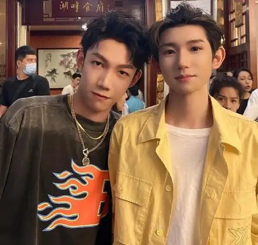 王源与宝藏歌手的新鲜合照,请直面宝藏推荐人的帅气!