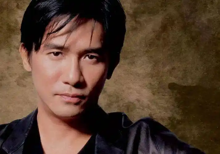 梁朝伟近照不敢认,头发稀疏变白满脸皱纹,58岁如同70岁老头_状态_网友