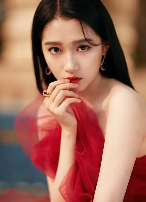 红毯造型,关晓彤身穿monsoori红色纱裙,瞬间化身小仙女,红彤彤的