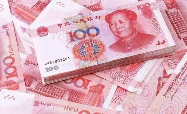 为了和包工头女儿亲近,富豪将40万现金拍在了桌子上.