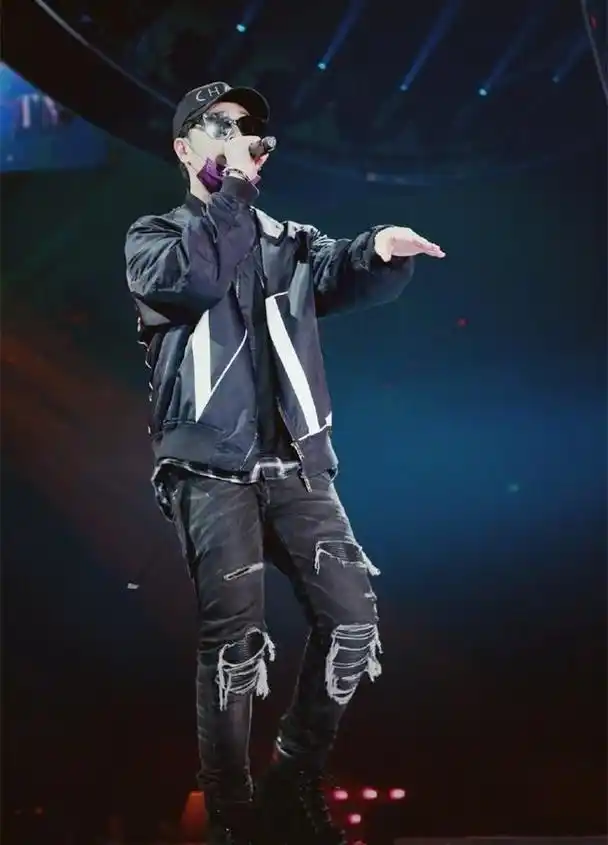 刘恺威还真自信,五分比例穿紧身裤不像1米78,但健壮身材太加分