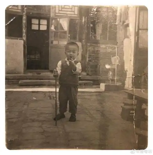 潘粤明收拾家找到儿时旧照拿烟斗拄拐杖装小老头