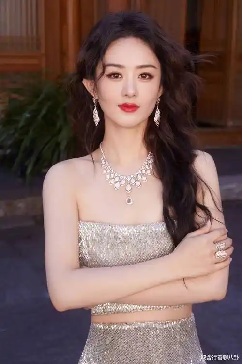 赵丽颖穿亮片抹身材秀香肩蛮腰,时尚微光中美似女神,画面唯美动人