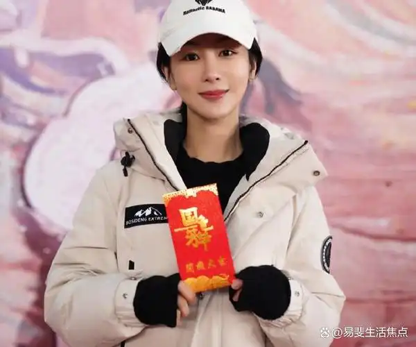 近日,有一组曝光杨紫在即将上映的电视剧《国色芳华》中的造型路透图