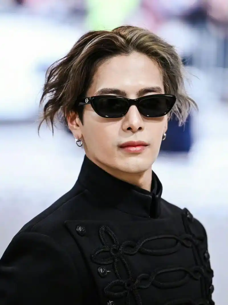 王嘉尔metgala社媒数据登顶 他的同款妆揭秘 王嘉尔黑金阴阳发色搭配