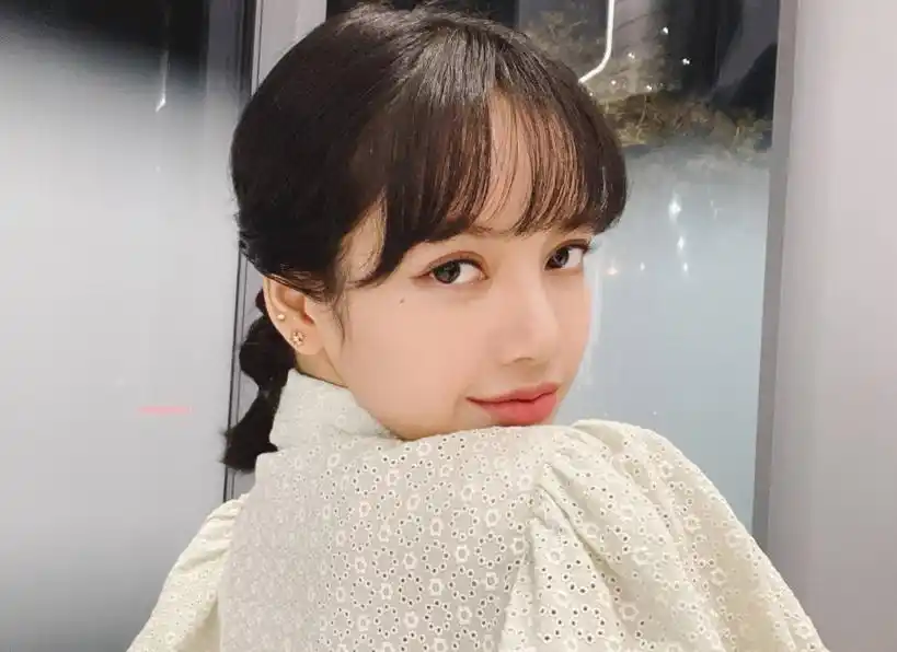 lisa罕见无刘海造型,5指宽额头白到反光,紧身露背装尽显好身材