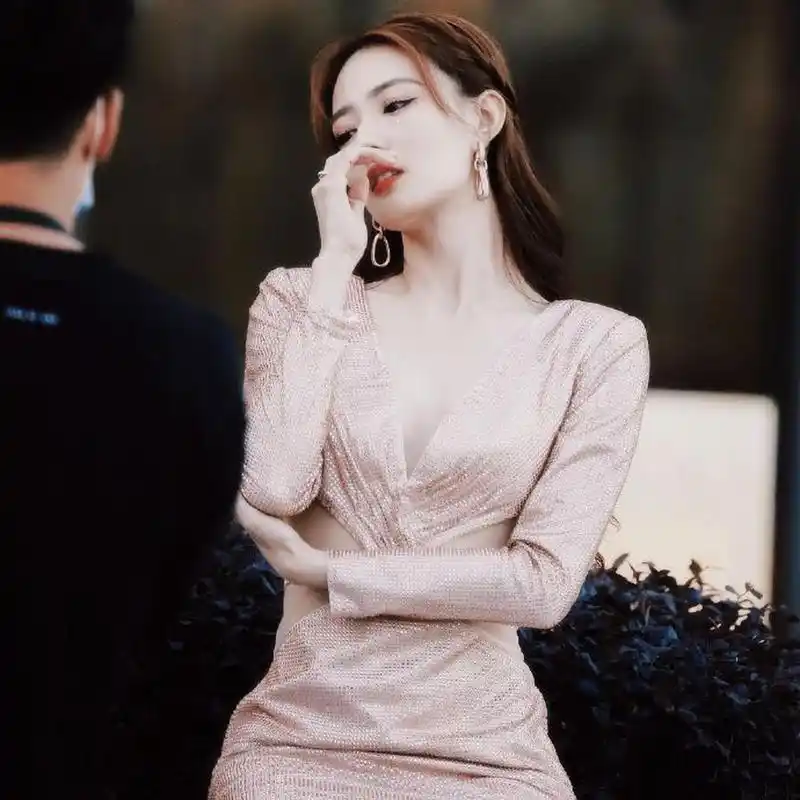 徐璐化身人鱼公主,身穿修身镂空亮片裙亮相,凹凸曲线够迷人!