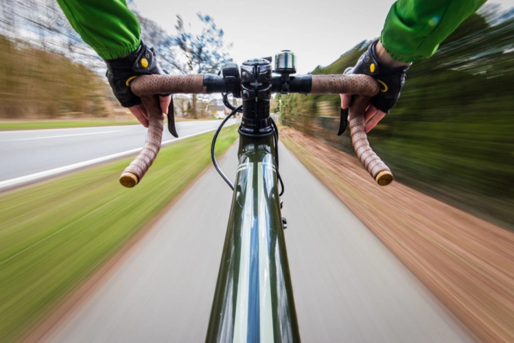 盆友们是骑车不是飞车请勿放飞自我无头盔不骑行