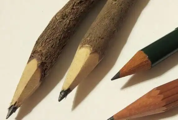 世界上第一支铅笔是一个叫威廉门罗的木匠制作而成的