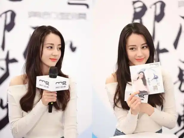 迪丽热巴和迪丽冷巴同时现身姊妹两个甜美万分网友难以分辨