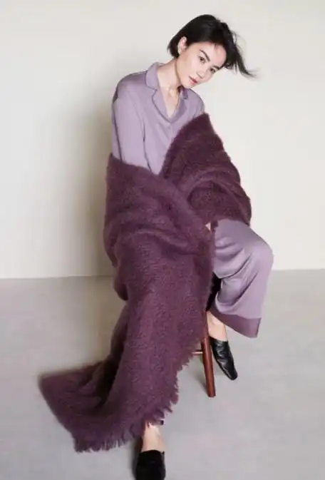 王菲近照曝光!52岁巴掌脸水嫩透红,瘦到胸前肋骨明显