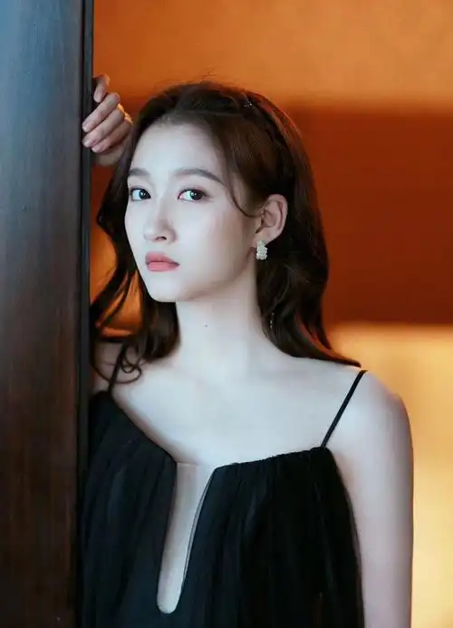 穿我设计作品的明星关晓彤