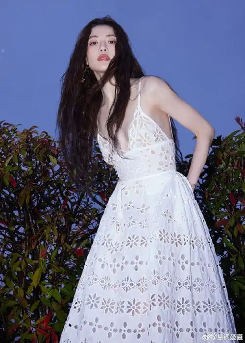 钟楚曦时装周三套造型##钟楚曦巴黎时装周三套看秀造型