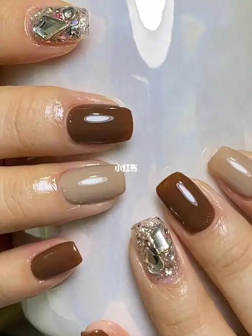 秋冬奶咖色美甲