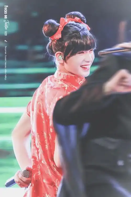 7月28日,justin黄明昊cos春丽旗袍造型亮相