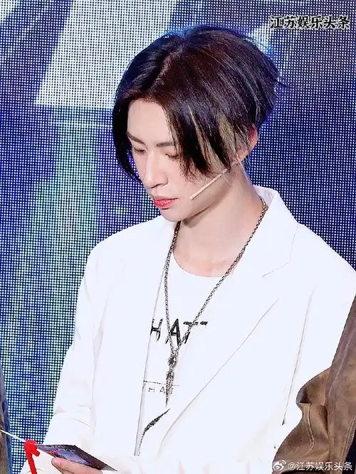 乖巧和腼腆戳图来看帅气的小鬼吧#周深南京##刘宇宁南京##王琳凯南京