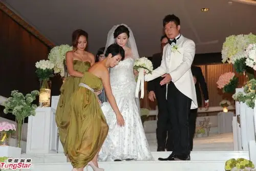 钱嘉乐汤盈盈大婚 新娘巨乳大肚与新郎热吻(图)